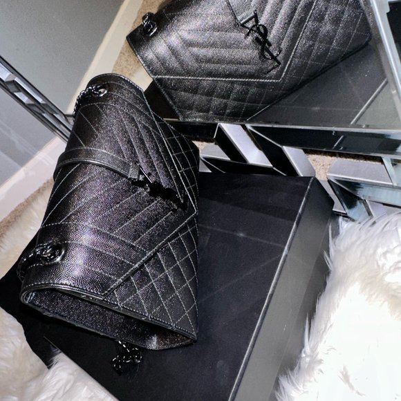 Yves Saint Laurent (Black on black YSL wallet/bag) - Picture 9 of 10